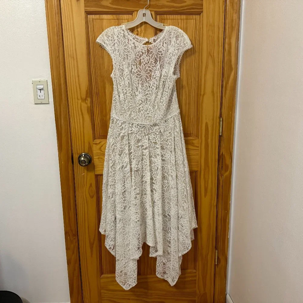 David's Bridal Cream Lace Wedding Dress - Picture 4 of 6